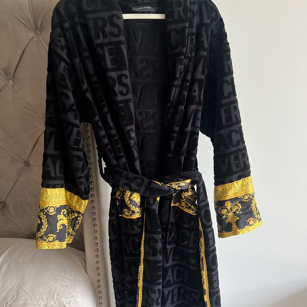 Classic Versace Black and Gold Patterned bath robe - Picture 2 of 3